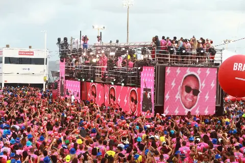 Bloco Vem Com o Gigante Nana · Bloco vem com o gigante Nana na multidão