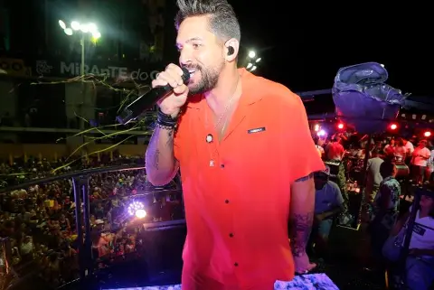 cantor felipe pezzoni no bloco