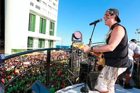 Bloco Me Abraça · Durval Lelys no trio eletrico