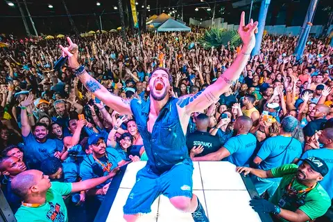 foliões do bloco eva no carnaval