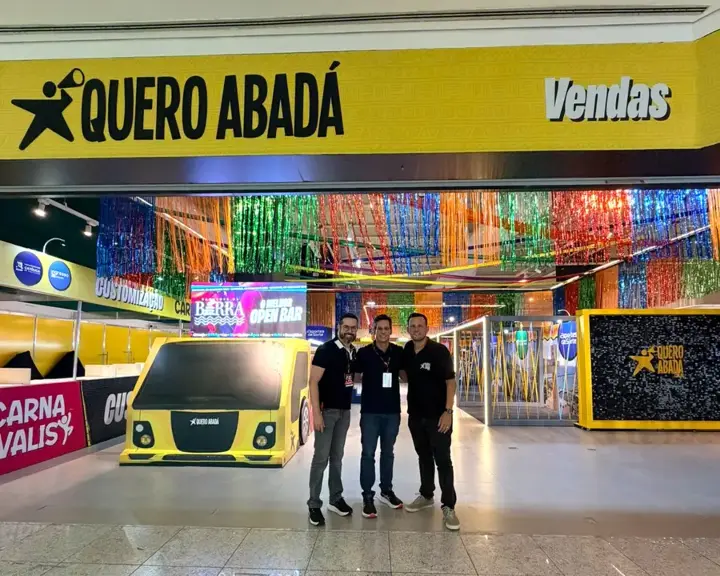 Sócios do Quero Abadá na entrada da loja de vendas